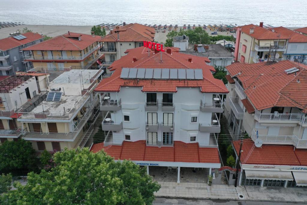 une vue aérienne des bâtiments à toits rouges dans l'établissement Afrodite Beach, à Neoi Poroi