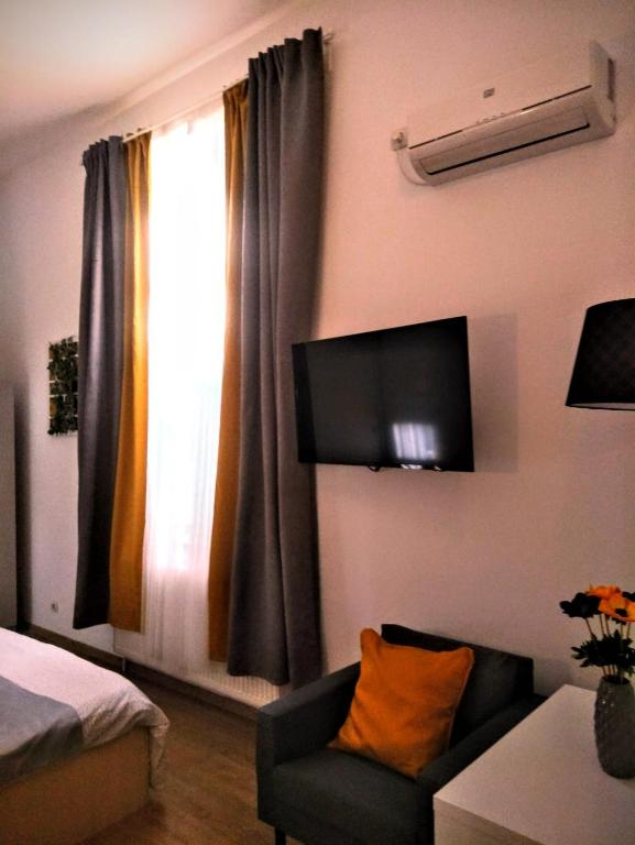 TV a/nebo společenská místnost v ubytování Central Guesthouse