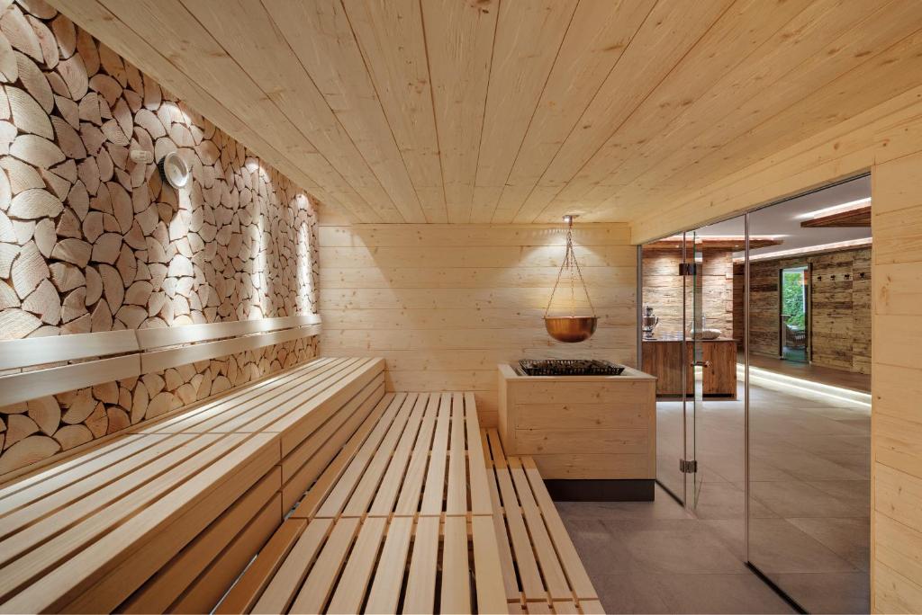 Kuchyň nebo kuchyňský kout v ubytování ADLER HÄUSERN Gourmet & Spa Hotel