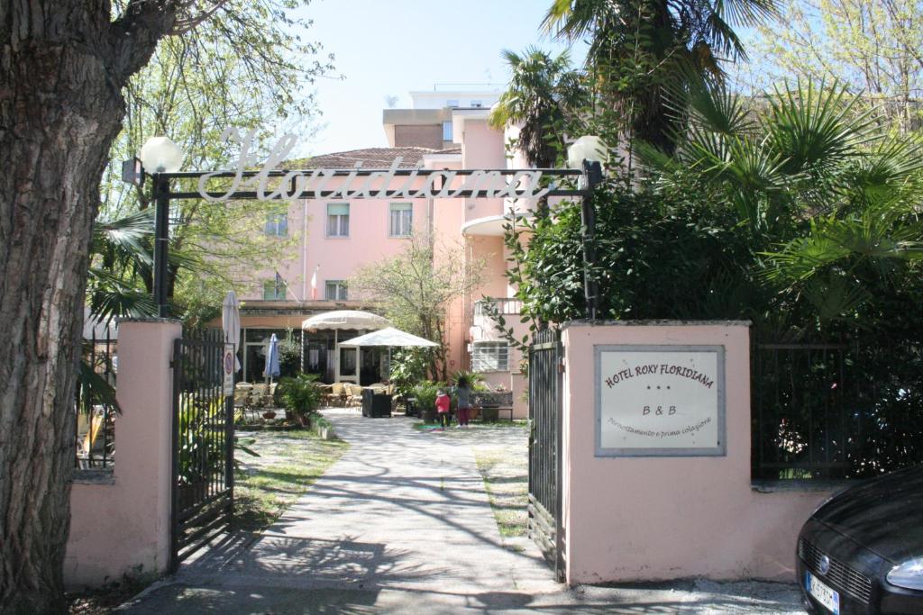 ein Tor mit einem Schild vor einem Gebäude in der Unterkunft Hotel Roxy Floridiana in Rimini
