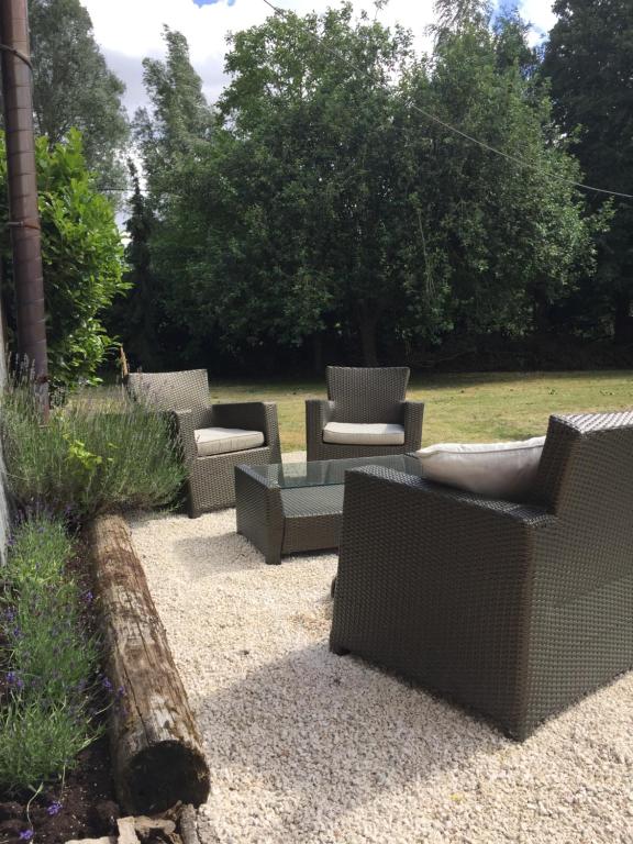 een groep stoelen en banken in een tuin bij De Skure in Harelbeke