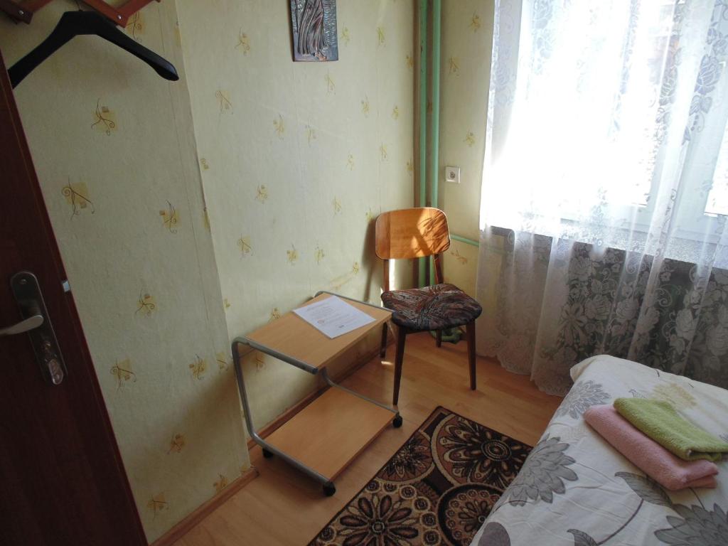 Mały pokój z krzesłem i łóżkiem w obiekcie Villa Turysta w mieście Białystok