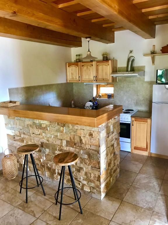 A kitchen or kitchenette at Öreghegyi Panoráma Villa, Balatonederics