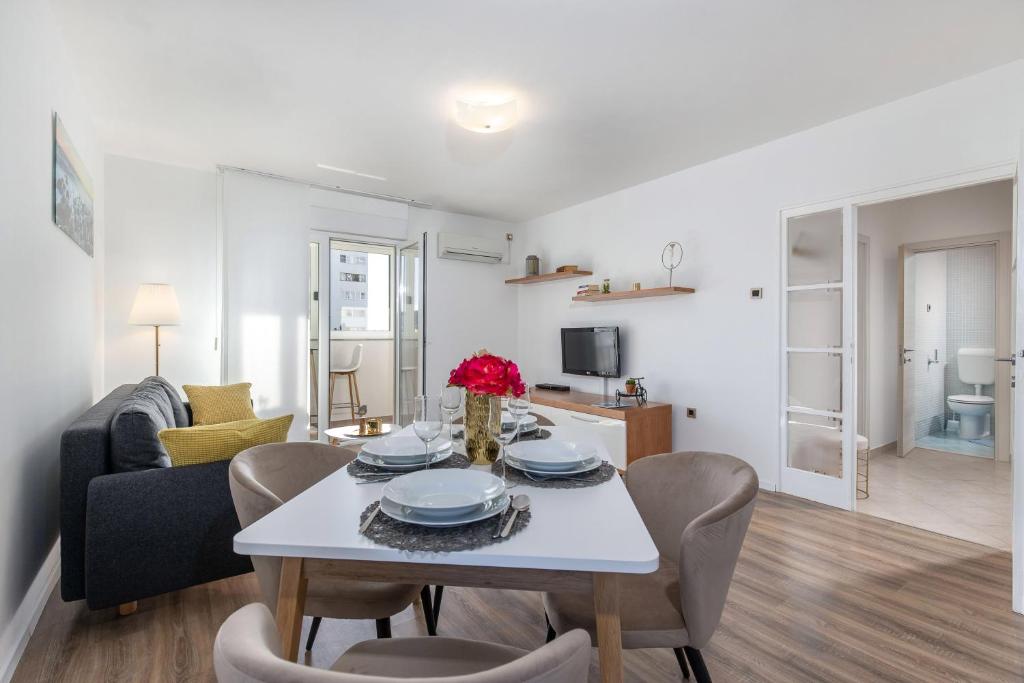 uma sala de estar com uma mesa e um sofá em Apartment IN em Rijeka