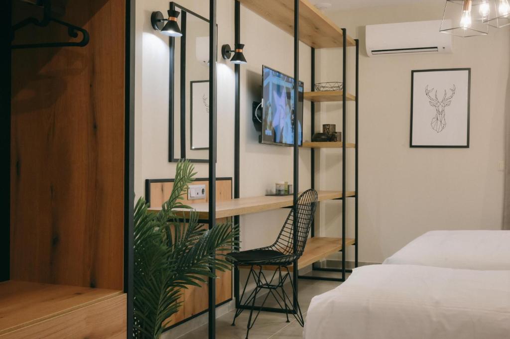 オリンピアキ・アクティにあるHotel Hermes Pieriaのベッドルーム1室(ベッド1台、デスク、椅子付)