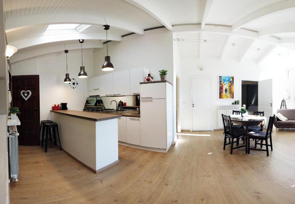 een keuken en een woonkamer met een tafel en stoelen bij La Casetta di Vale in Dolceacqua