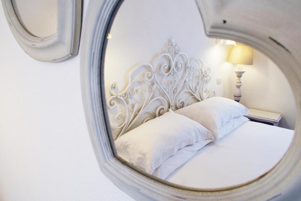 reflejo de una cama en un espejo en La Camera Dal Ponte, en Dolceacqua