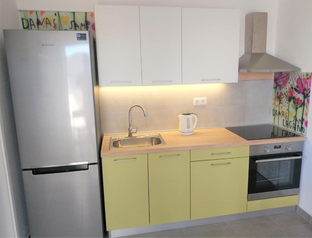 Kuchyň nebo kuchyňský kout v ubytování Apartments More