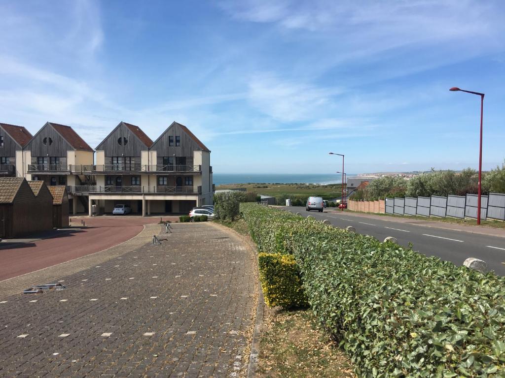 a street with a building and a road with a house at Pause à la Naturelle sur la côte d'opale in Wimereux