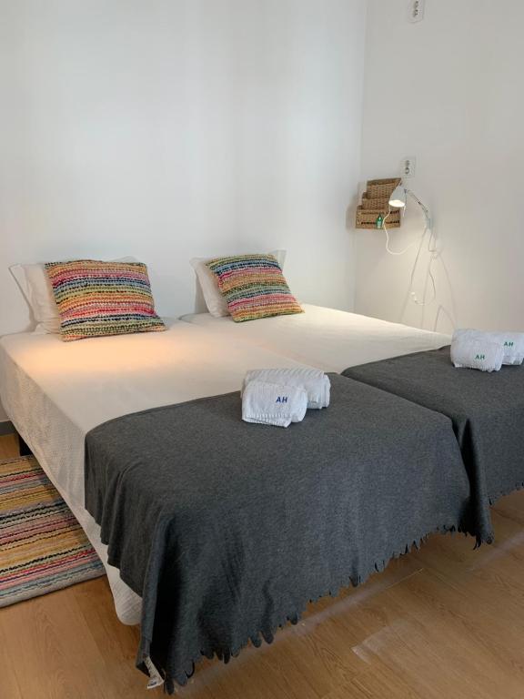 Tempat tidur dalam kamar di Peneco Albufeira GuestHouse