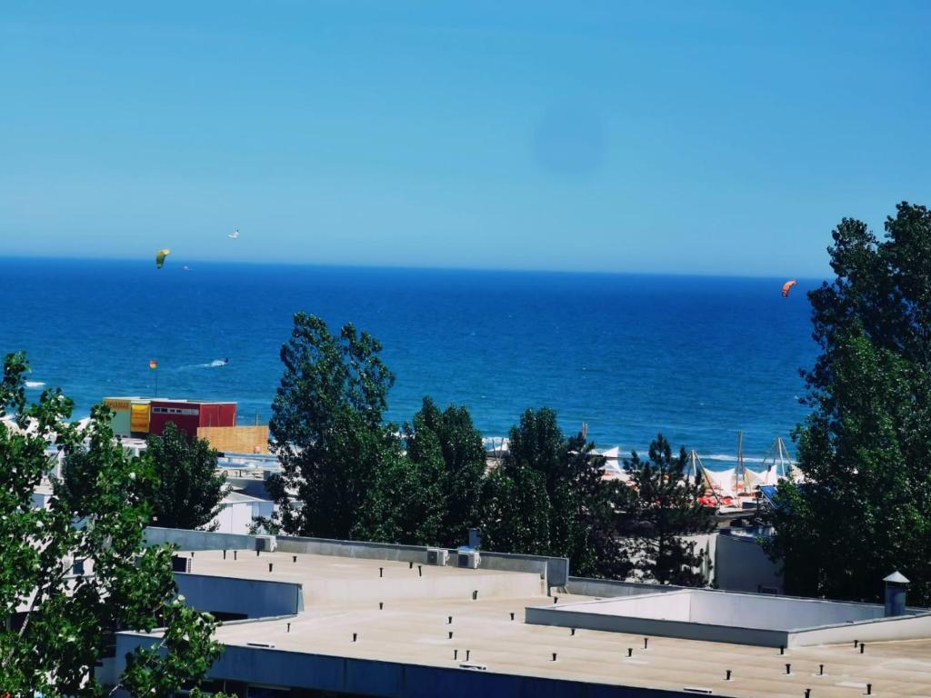 a view of the beach and the ocean at Apartament Select Mamaia in Mamaia