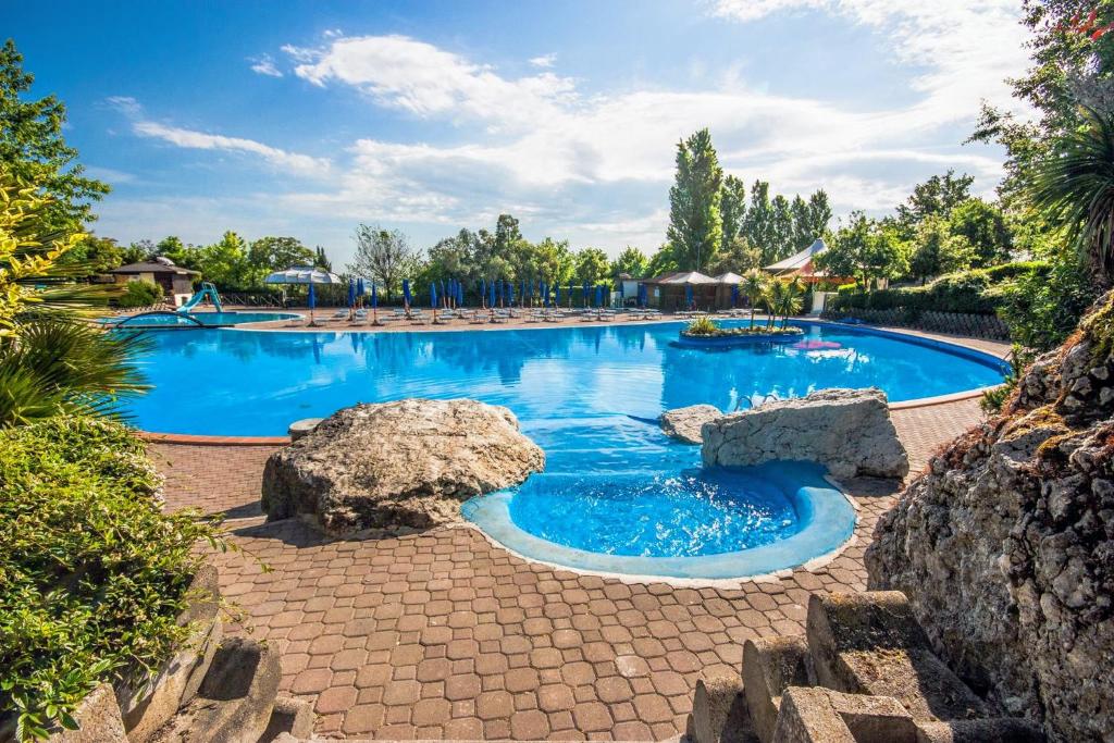 una grande piscina con acqua blu in un resort di Divacamp San Marino a San Marino