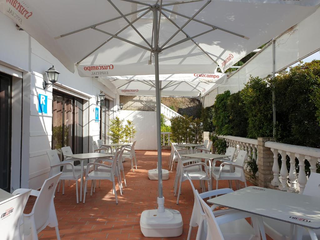 Reštaurácia alebo iné gastronomické zariadenie v ubytovaní Pension los Verdiales