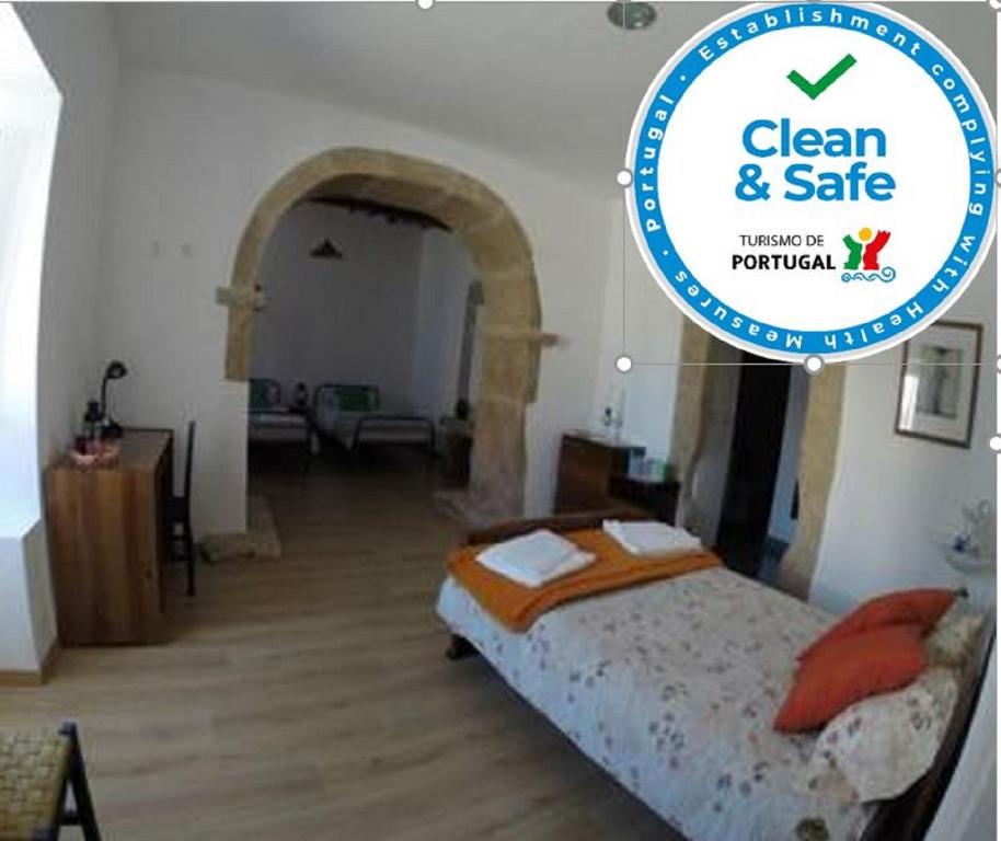 1 dormitorio pequeño con 1 cama en una habitación en Casa das Andorinhas, en Alpalhão