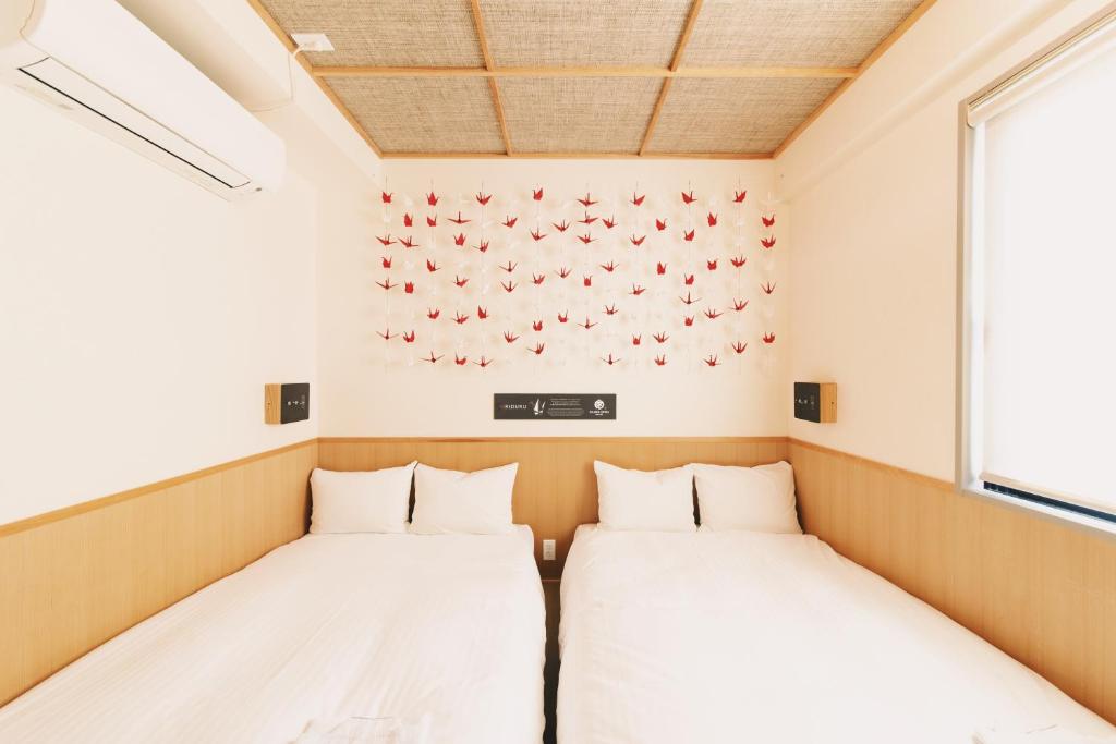 Postel nebo postele na pokoji v ubytování Kamon Hotel Namba