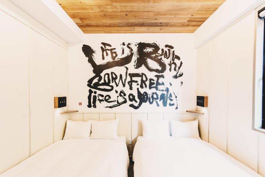 Postel nebo postele na pokoji v ubytování Kamon Hotel Namba