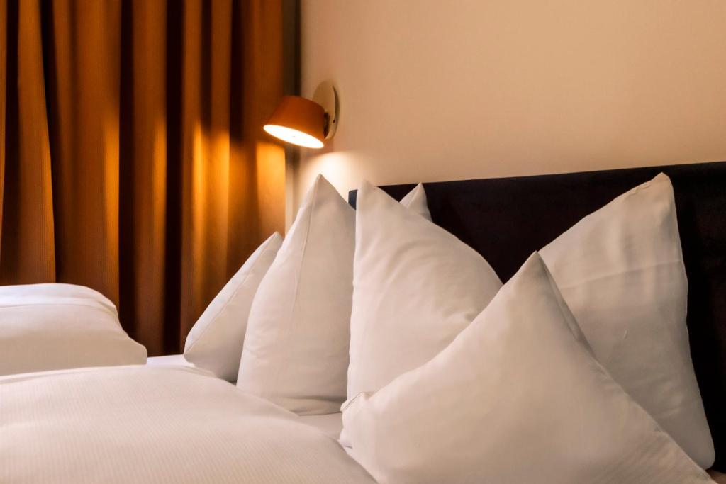 Postel nebo postele na pokoji v ubytování Hotel Münchner Hof und Blauer Turm