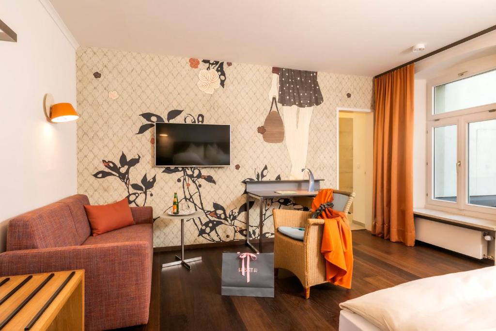 TV a/nebo společenská místnost v ubytování Hotel Münchner Hof und Blauer Turm