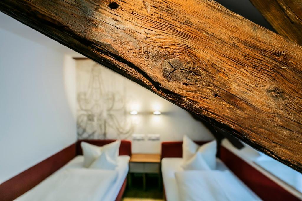 Postel nebo postele na pokoji v ubytování Hotel Münchner Hof und Blauer Turm