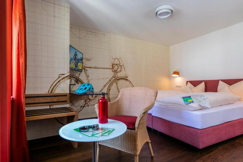 Postel nebo postele na pokoji v ubytování Hotel Münchner Hof und Blauer Turm