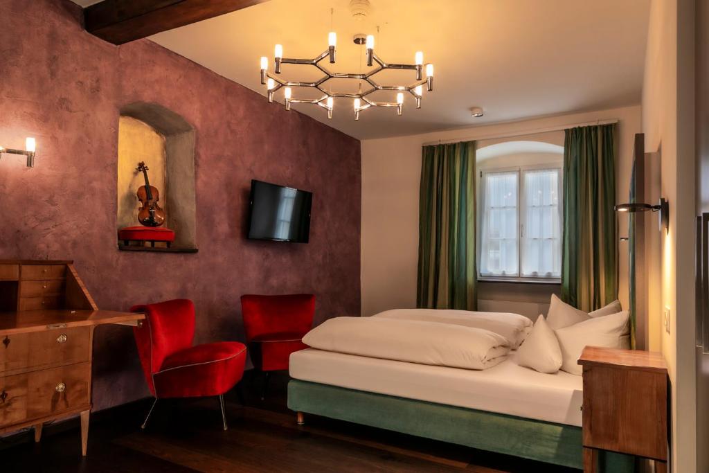 Postel nebo postele na pokoji v ubytování Hotel Münchner Hof und Blauer Turm