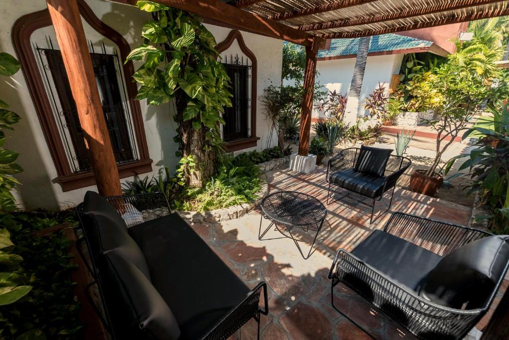 an outdoor patio with chairs and a table at Villas Carrizalillo in Puerto Escondido