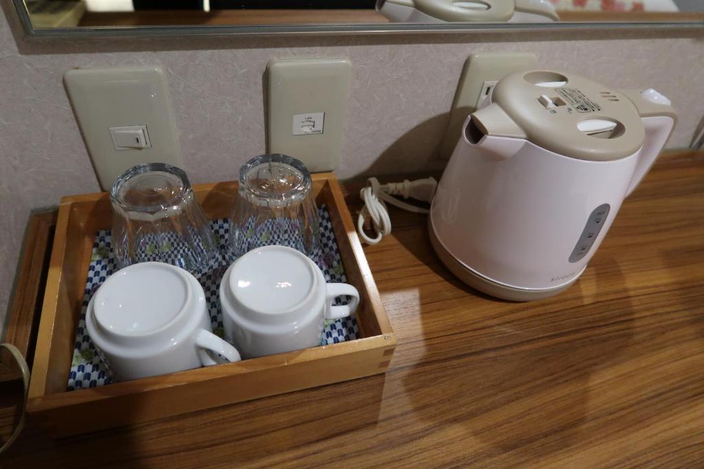 Příslušenství pro přípravu čaje a kávy v ubytování Ueno Touganeya Hotel