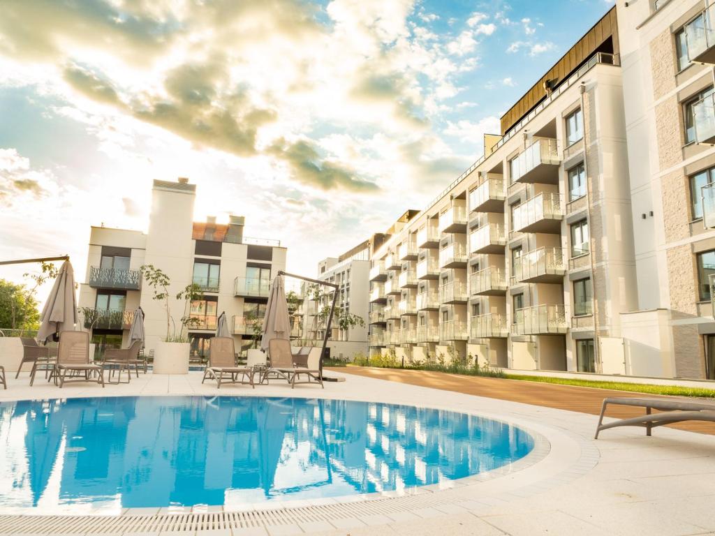 a swimming pool in front of a building at Nadmorskie Tarasy A 406 in Kołobrzeg