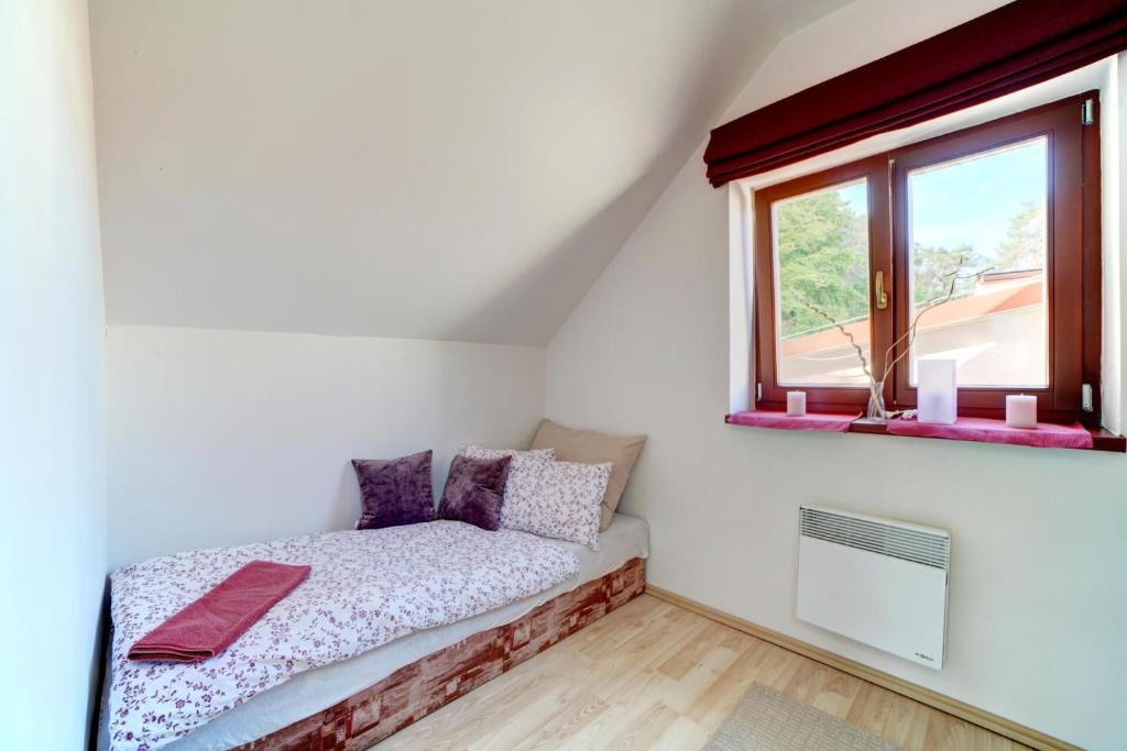 Łóżko lub łóżka w pokoju w obiekcie Hotel Zlechov