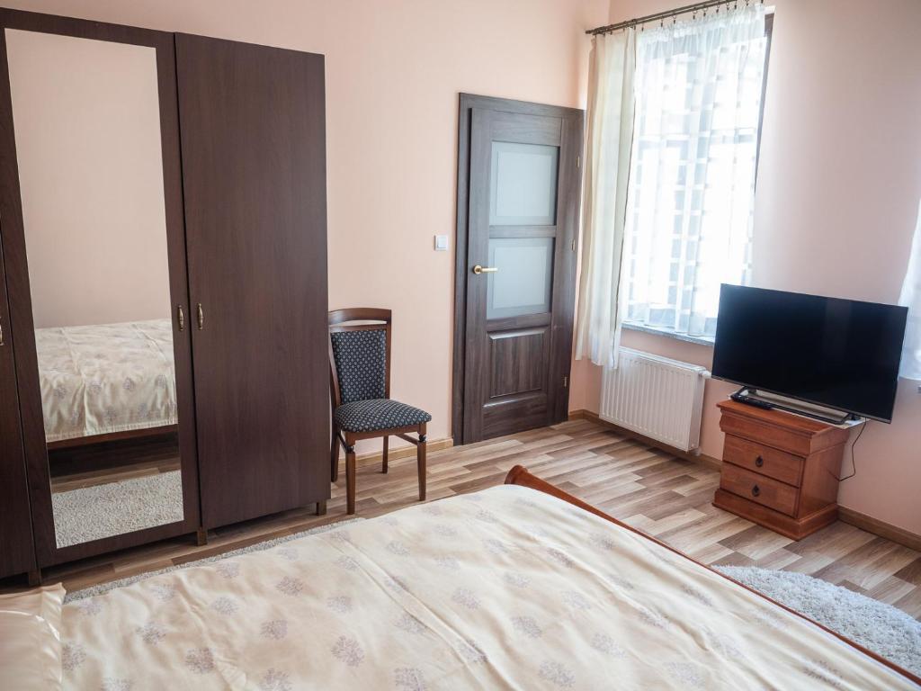 Televízia a/alebo spoločenská miestnosť v ubytovaní Apartamenty na Cichej 5 a4