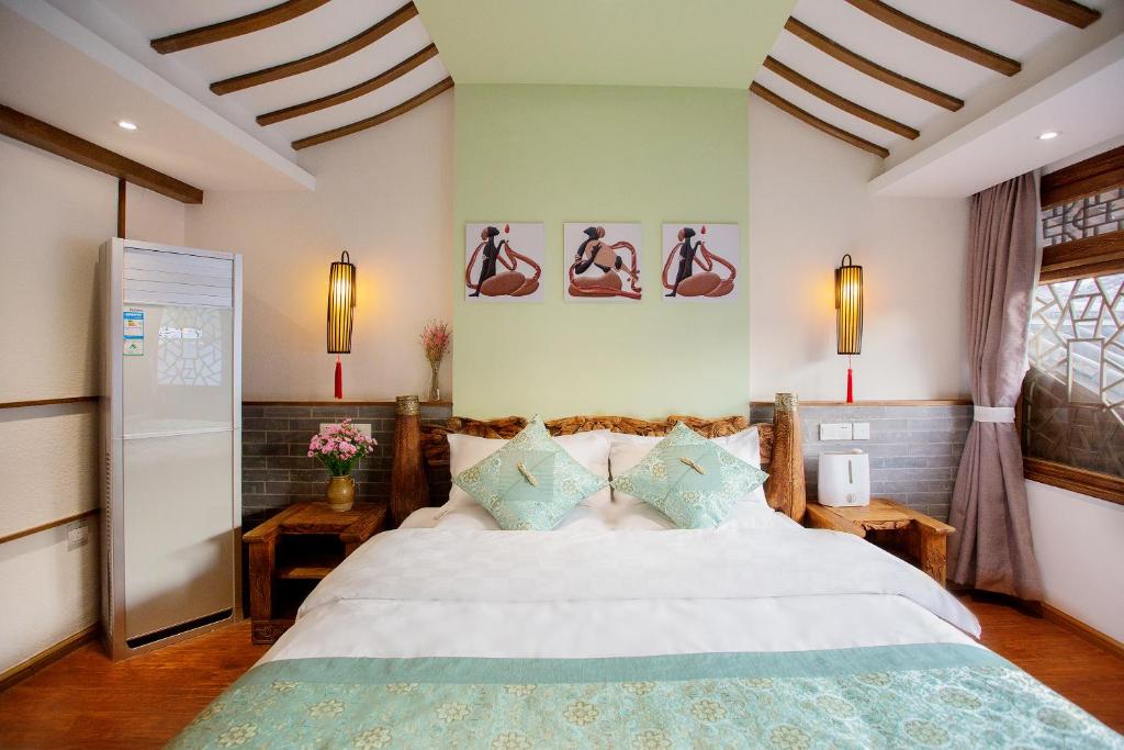 Postel nebo postele na pokoji v ubytování 夕露小榭古城南门店 Xilu Xiaoxie Inn Old Town Lijiang