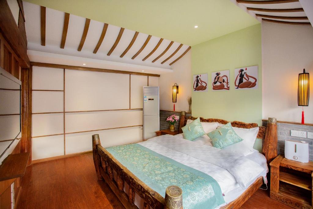 Postel nebo postele na pokoji v ubytování 夕露小榭古城南门店 Xilu Xiaoxie Inn Old Town Lijiang
