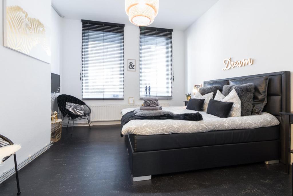 een slaapkamer met een groot bed in een kamer bij Suite César in Gent