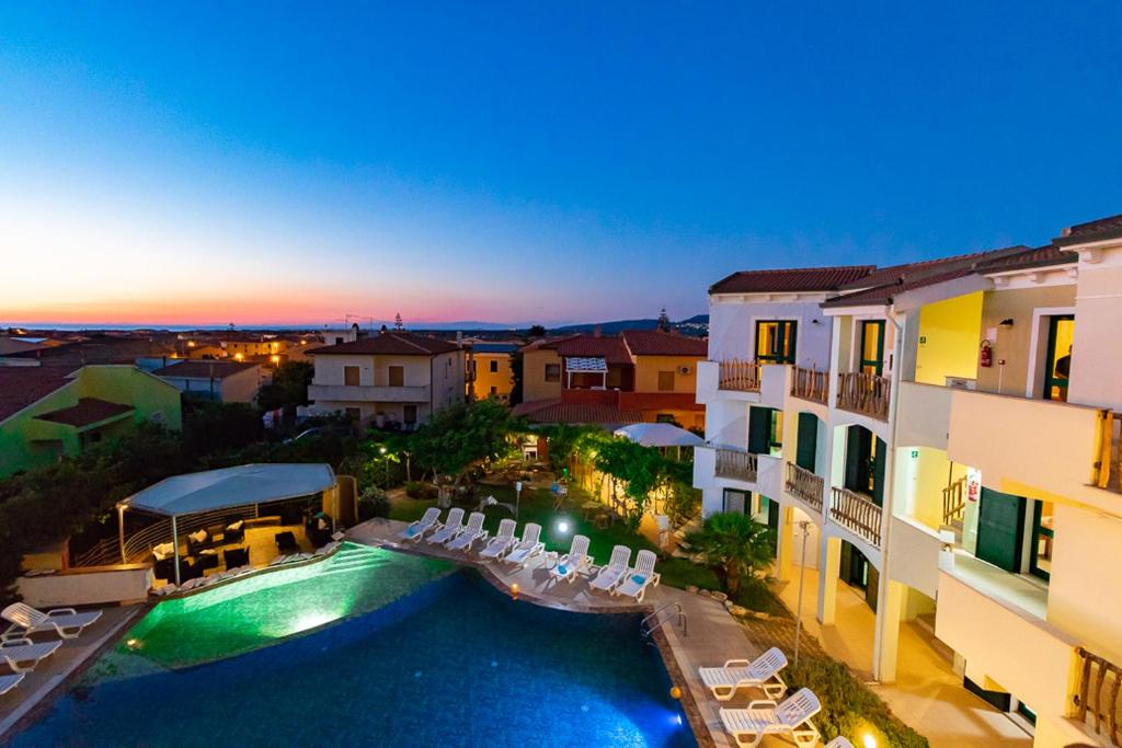 widok z powietrza na hotel z basenem w obiekcie Hotel Ariadimari w mieście Valledoria
