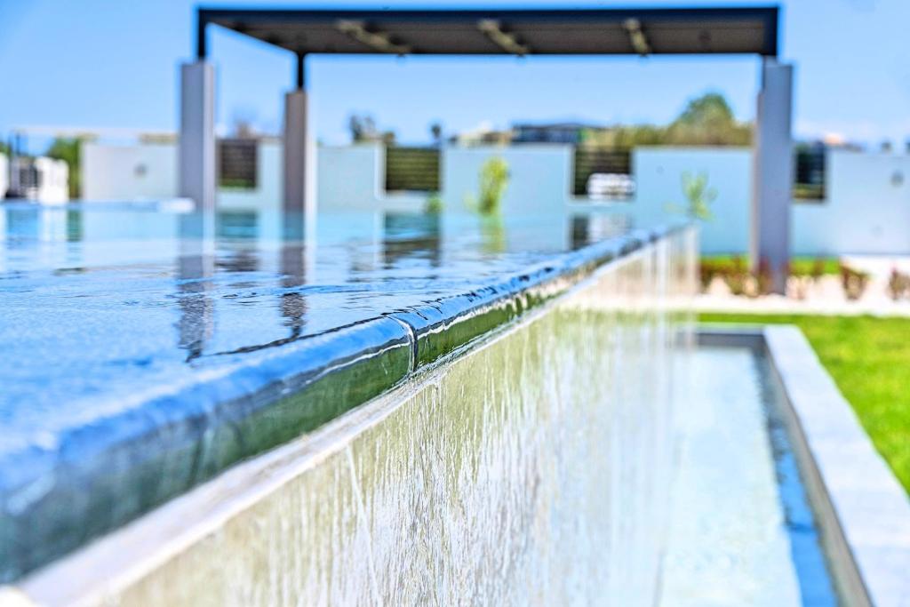Basen w obiekcie Villa Solaris Heated Pool & Jacuzzi lub w pobliżu
