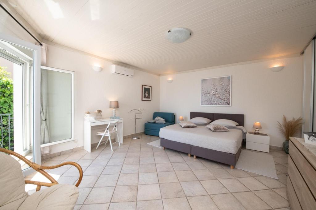 sypialnia z łóżkiem i biurkiem w obiekcie Villa Tomić Apartment Mia near the sea w mieście Opatija