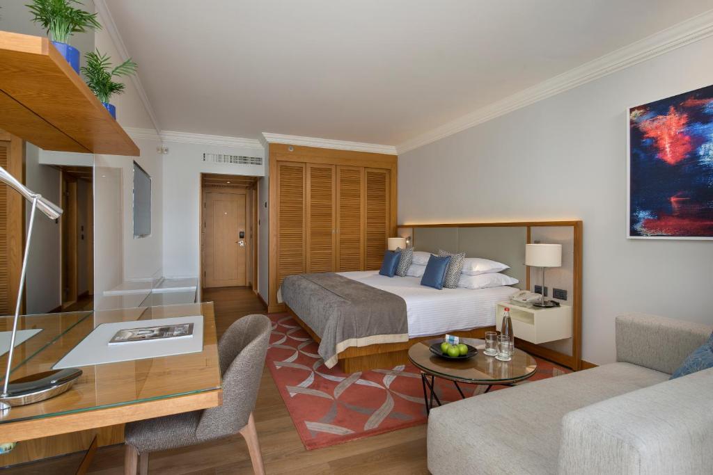 Ein Bett oder Betten in einem Zimmer der Unterkunft Royal Beach Eilat by Isrotel Exclusive