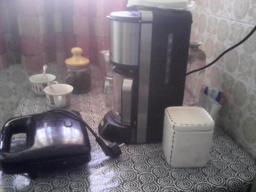 une cafetière et une cafetière sur un comptoir dans l'établissement Nikos Rooms, à Loutra Edipsou