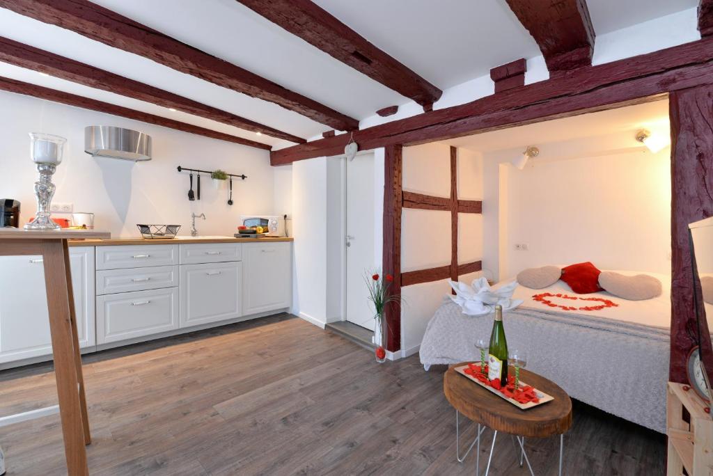una cocina y un dormitorio con una cama en una habitación en La stub de la Petite Venise, en Colmar