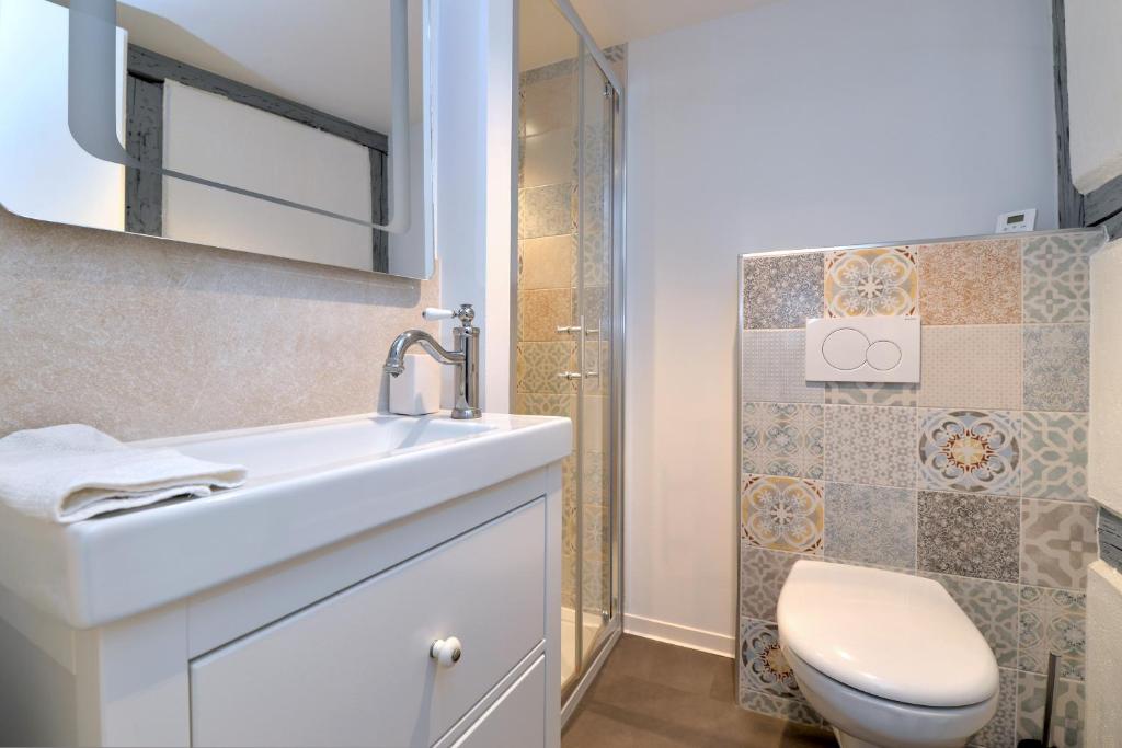 y baño con lavabo blanco y aseo. en La stub de la Petite Venise, en Colmar