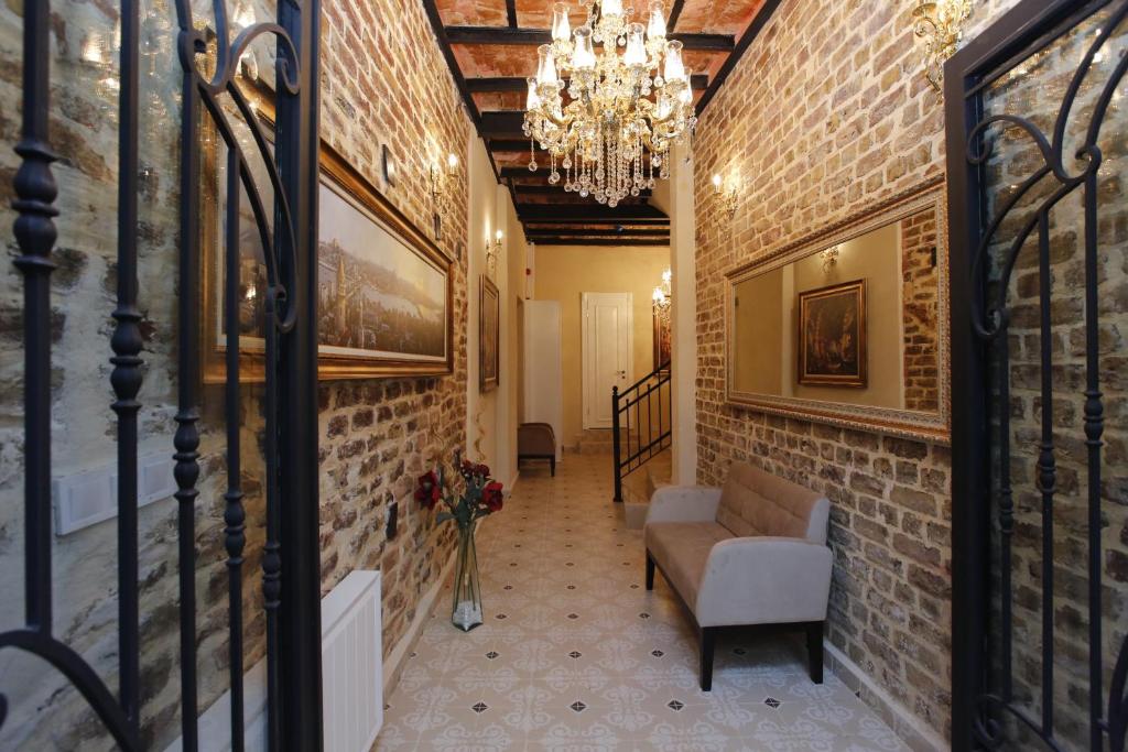 伊斯坦堡的住宿－加拉塔新藝術風格酒店，走廊设有沙发和吊灯