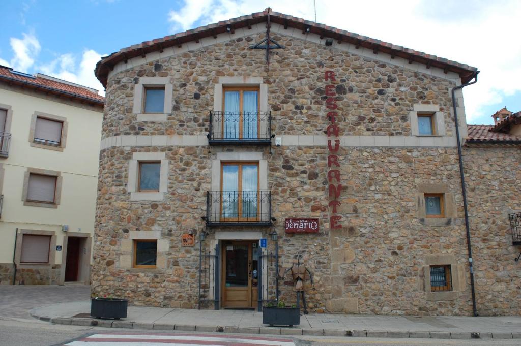 duży kamienny budynek z balkonem w obiekcie HOTEL RURAL EL DENARIO w mieście Garray