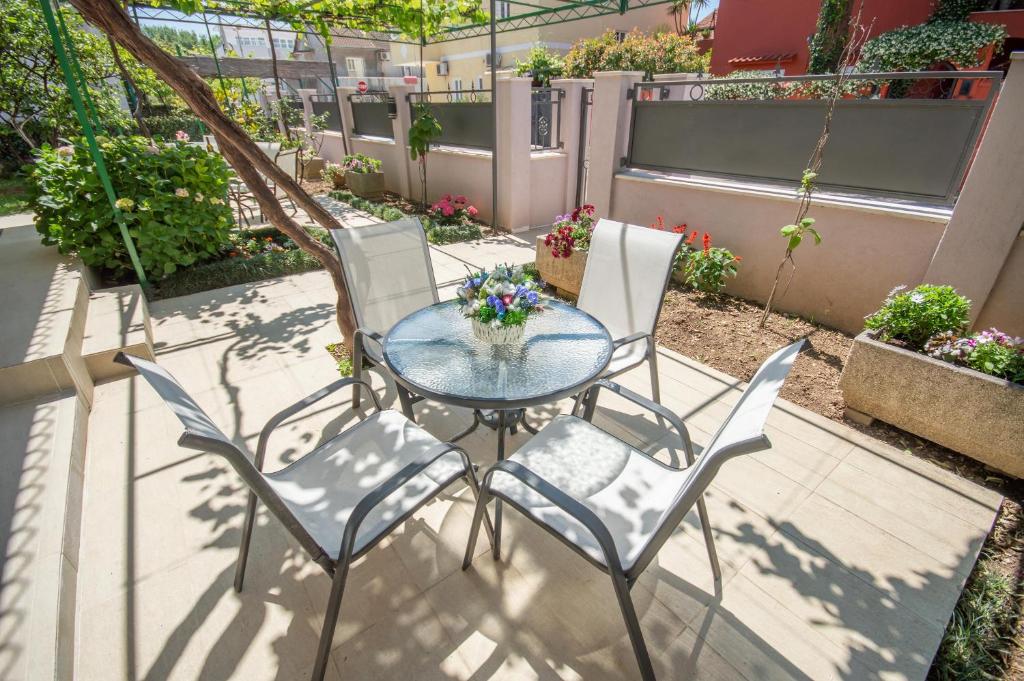 Uma varanda ou terraço em Ioannis Apartments
