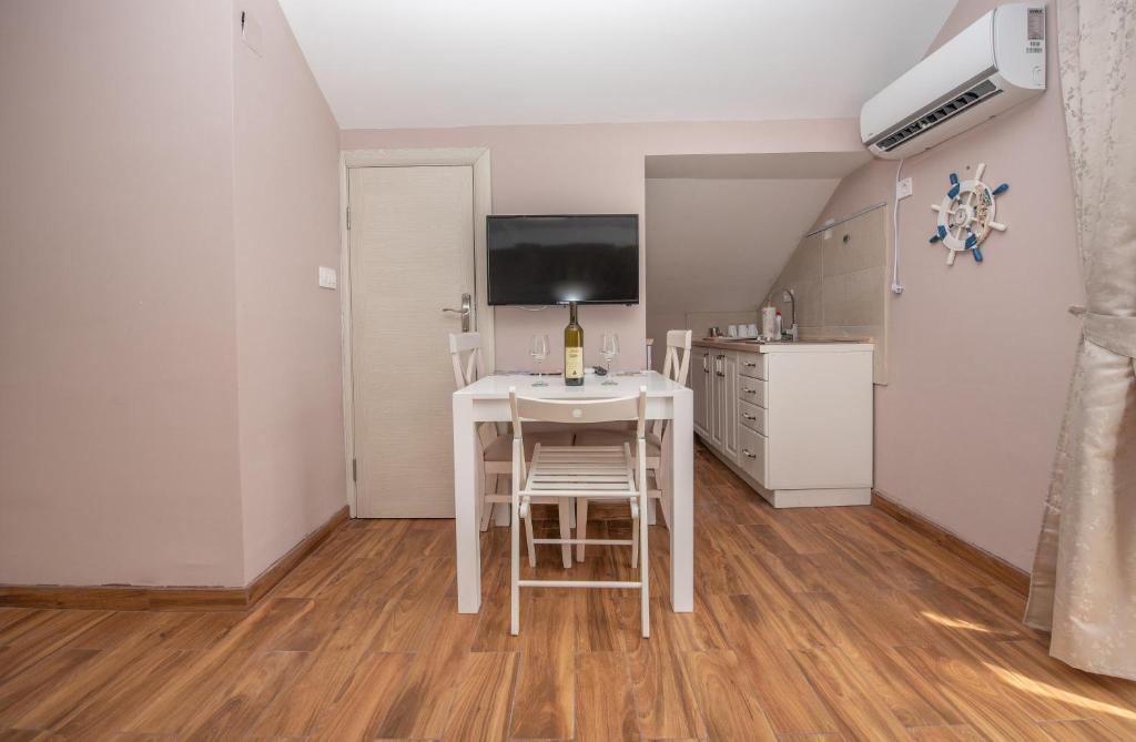 Uma televisão e/ou sistema de entretenimento em Ioannis Apartments