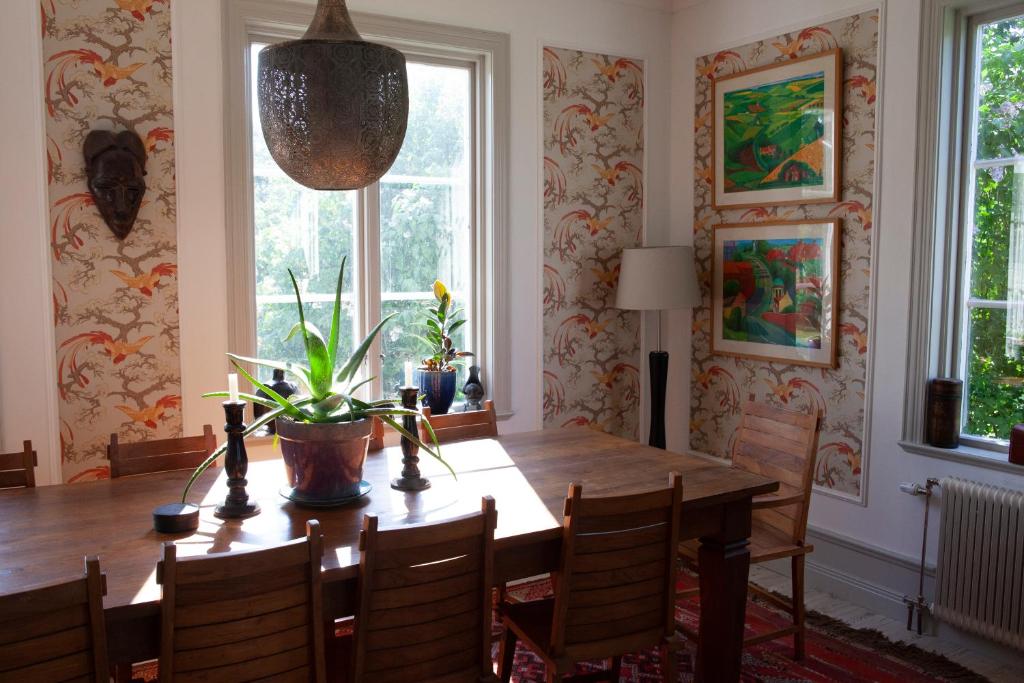 Posezení v ubytování Three Pheasants Boutique Bed and Breakfast