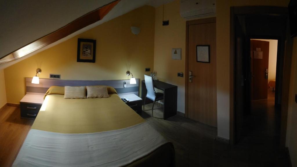Cama o camas de una habitación en Hostal Doña Juana