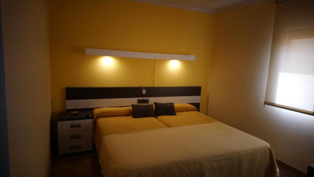 Cama o camas de una habitación en Hostal Doña Juana