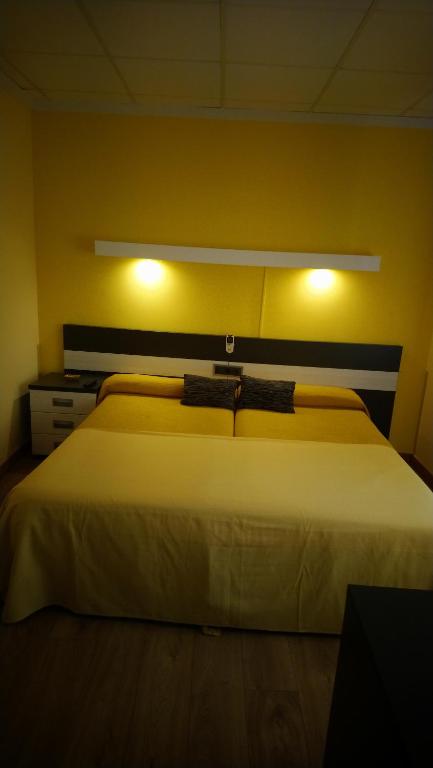 Cama o camas de una habitación en Hostal Doña Juana