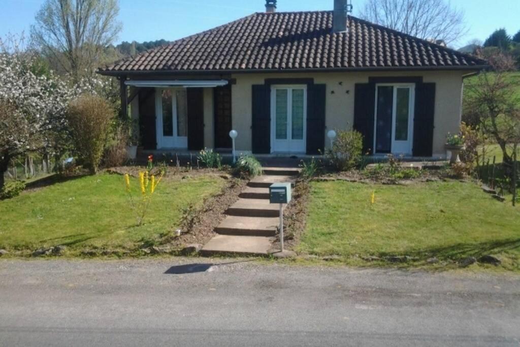 een huis aan de kant van de weg bij Maison Andinette in Blis-et-Born