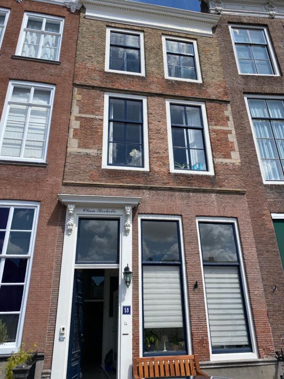 un edificio de ladrillo rojo con ventanas blancas en Cleen Rochelle en Middelburg